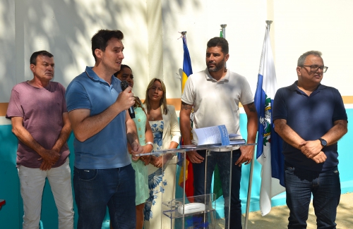 Prefeito Julinho Juju entrega revitalização de quadra esportiva no bairro Capivara