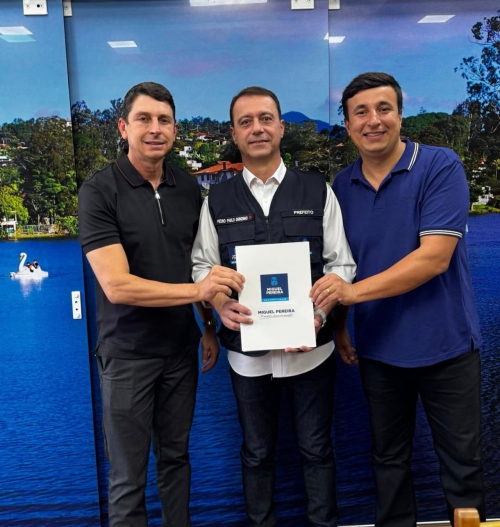 Deputado Juninho do Pneu entrega projeto de reforma de quadras em Miguel Pereira a pedido do prefeito Pedro Paulo Quinzinho e do vereador Kiki Família